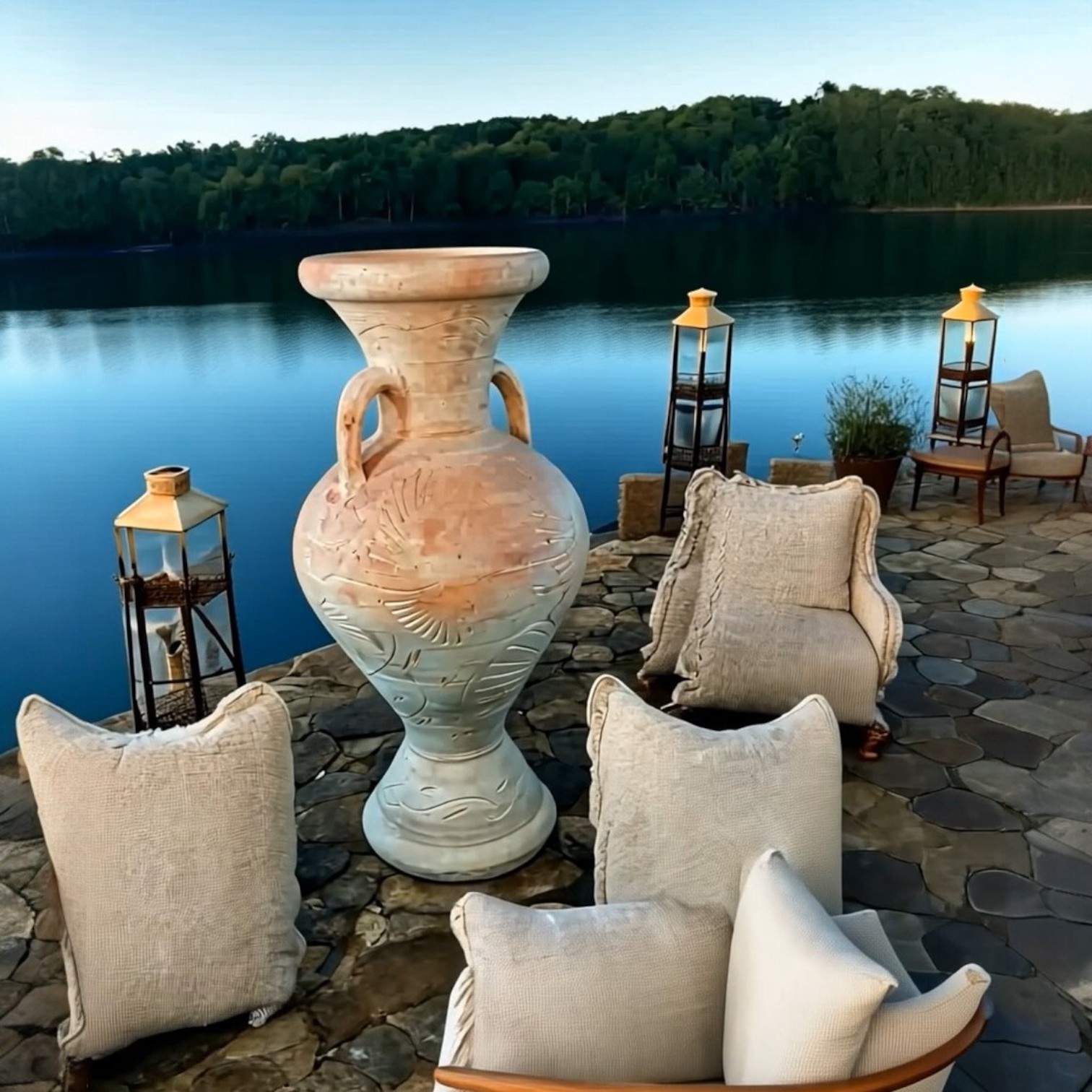 Les jarres que nous proposons sont des pièces emblématiques de l'artisanat tunisien, fabriquées à la main avec soin. Conçues en terre cuite, elles apportent une touche d'authenticité et de tradition à tout espace extérieur. Leur design rustique et leurs formes généreuses en font des objets de décoration parfaits pour les terrasses et jardins.