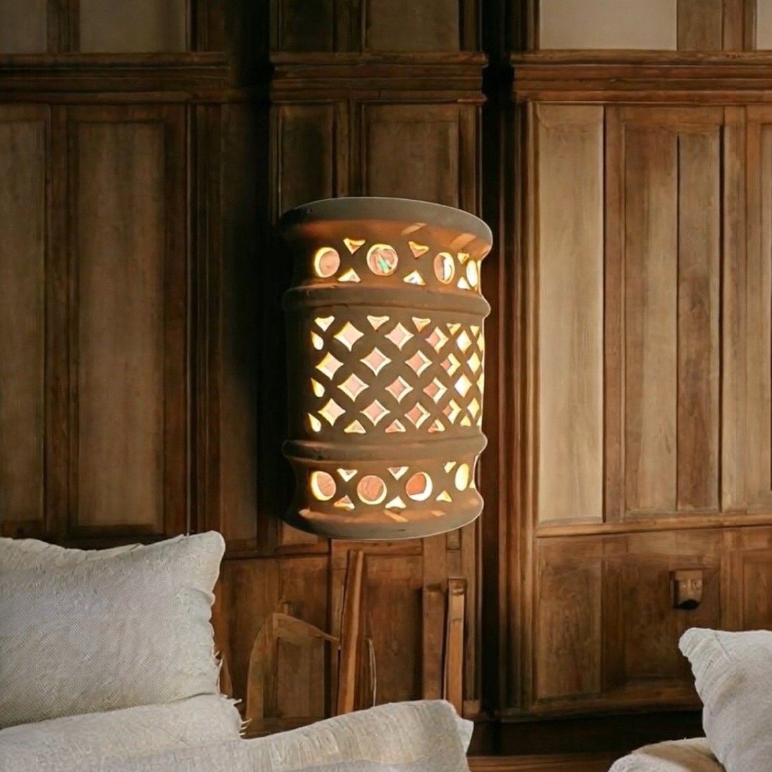 Nos appliques murales offrent une solution lumineuse et esthétique pour habiller vos murs. Subtilement travaillées, elles s’intègrent harmonieusement dans tout espace, créant une ambiance conviviale et raffinée.